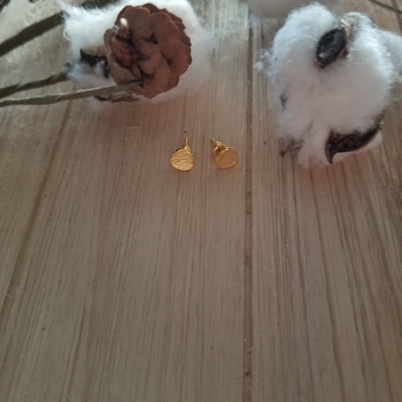 💜💜💜Super Adorable Heart Studs in GOLD 💜💜💜 - Picture 5 of 10